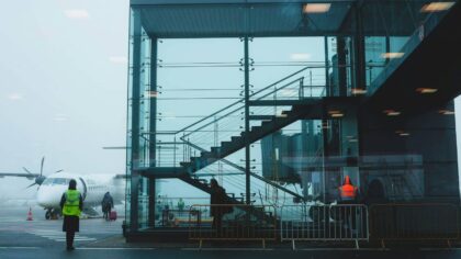 Svalbard lufthavn kan måtte bygges om: Nå ber regjeringen Avinor utrede store grep
