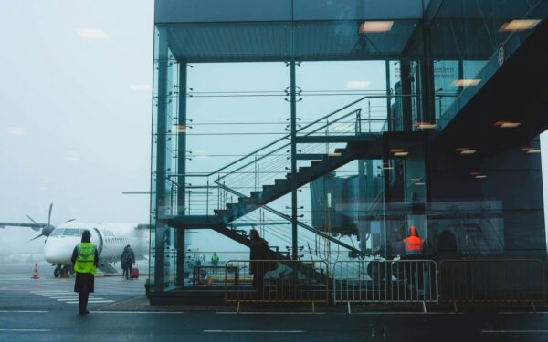 Svalbard lufthavn kan måtte bygges om: Nå ber regjeringen Avinor utrede store grep