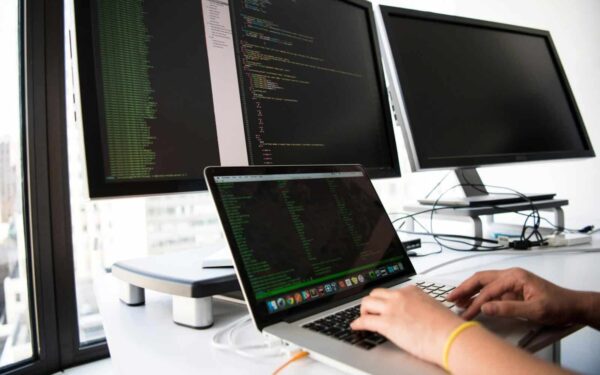 Nye lovregler skjerper IT-kravene for helsesektoren – nå kan myndighetene stanse datadeling