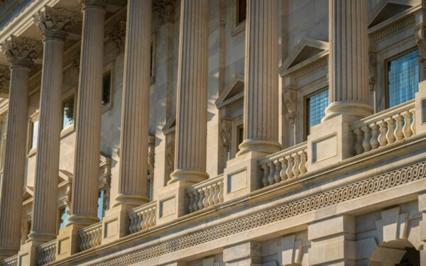 Amerikansk toppdemokrat krever full åpenhet om kryptobørsens tilgang til sentralbanken