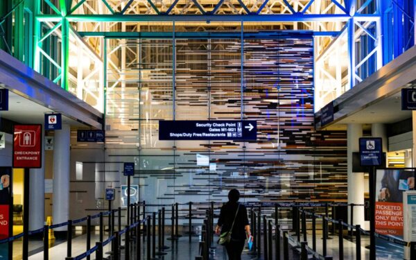 TSA-krisen i USA: Ansatte får endelig utbetalt lønn, men problemene på flyplassene vil vedvare
