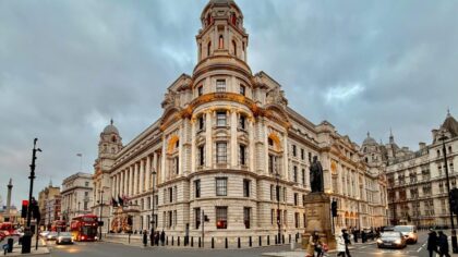 Britiske gilt-renter faller etter Starmer-trass – marked priser inn 2,3 mrd. risiko