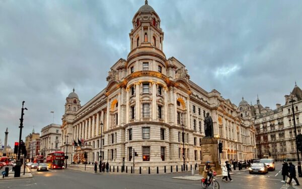 Britiske gilt-renter faller etter Starmer-trass – marked priser inn 2,3 mrd. risiko