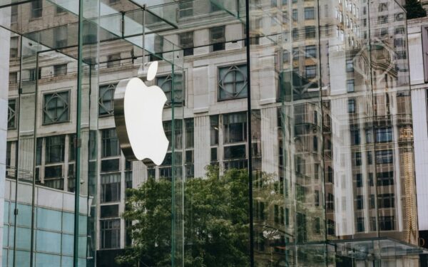 Apple-sjef T. Cook går av 1. september og etterlater enormt press på J. Ternus om økt AI-vekst