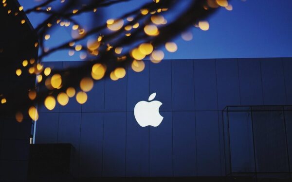 Apple-aksjen faller på børsen etter meldinger om tekniske problemer med ny brettbar iPhone