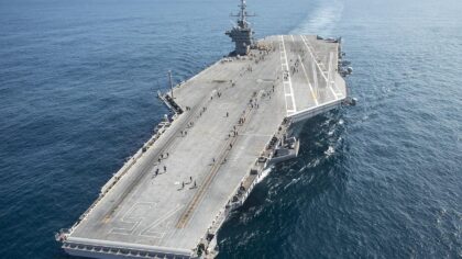 USA innfører total blokade av iranske havner mens skipstrafikken øker i Hormuzstredet