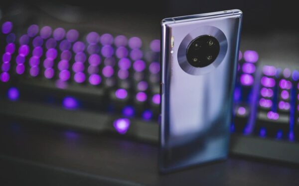EU-politikere raser: Spania lagrer avlytting på Huawei-utstyr – «kronjuvelene» i fare