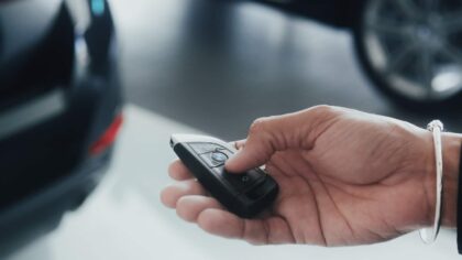 Bilprisene stiger mens lånene strekkes ut i tid – likevel avblåses faren for et gjeldssjokk
