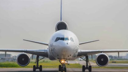 Ekstrem drivstoffpris utløser nytt britisk grep – lar flyselskapene slå sammen avganger