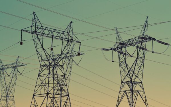 Tekgigantene Google og Tesla advarer: Strømnettet styres feil og truer fremtidens energibehov