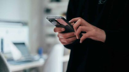AI-satsingen tømmer de gamle lagrene for minnebrikker – varsler kraftig prishopp for mobiler