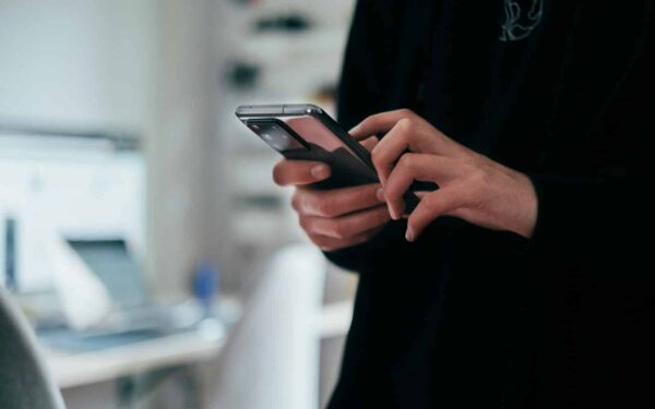 AI-satsingen tømmer de gamle lagrene for minnebrikker – varsler kraftig prishopp for mobiler