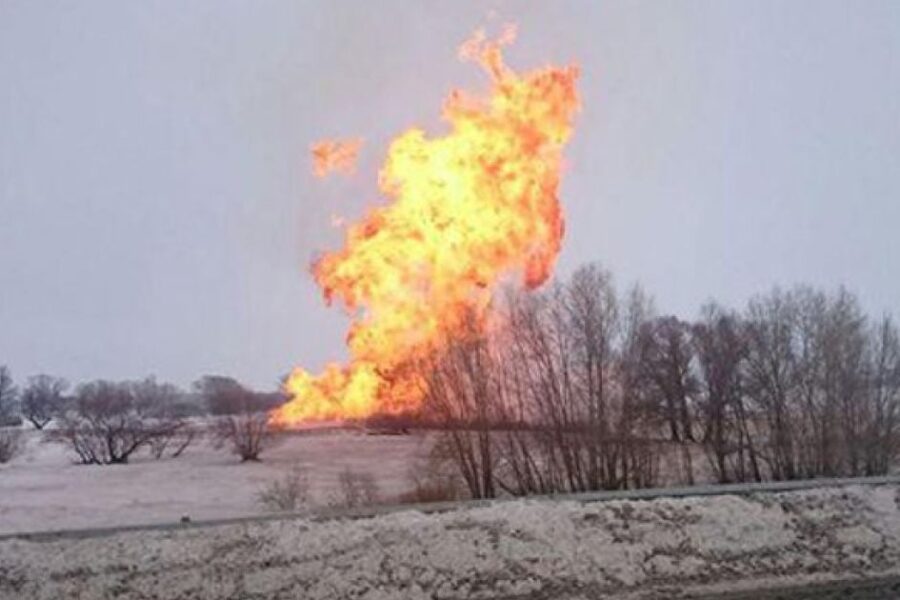 Nattangrep ryster Russland: Hemmelige dronebaser og enorme ammunisjonslagre i flammer