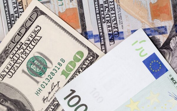 Euroen faller til laveste nivå på ti måneder – analytikere varsler dollarsjokk for eurosonen