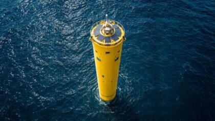 Havet kan skjule en enorm naturbatteri-kilde – nå vil en flytende sylinder hente strøm