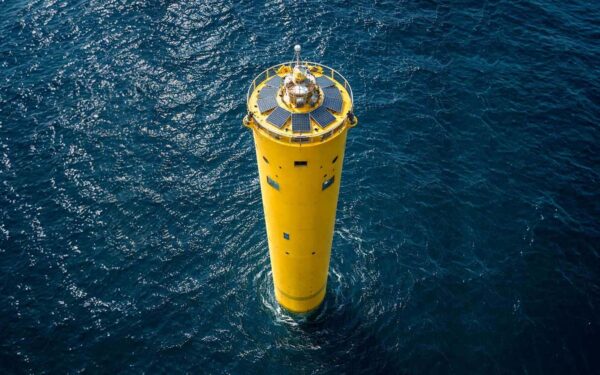 Havet kan skjule en enorm naturbatteri-kilde – nå vil en flytende sylinder hente strøm