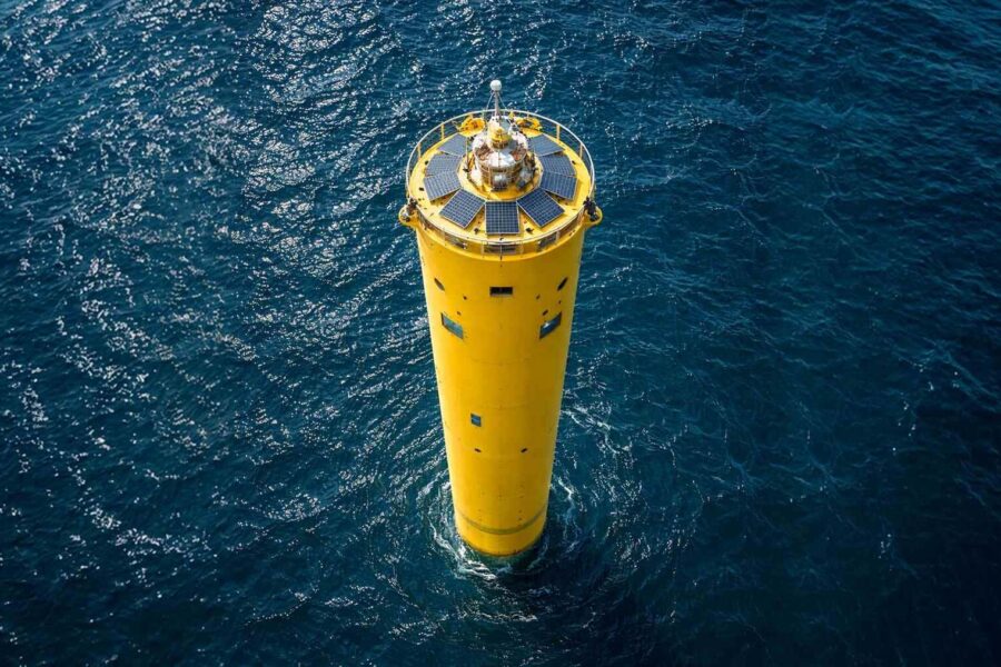 Havet kan skjule en enorm naturbatteri-kilde – nå vil en flytende sylinder hente strøm