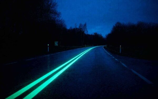 Glow-in-the-dark-maling på veiene? Nå tester Utah løsningen som kan endre nattkjøring