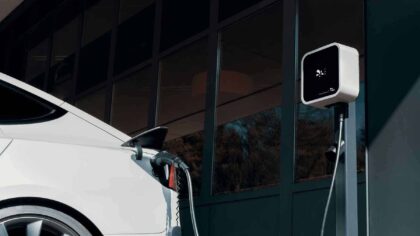 Amerikansk politiker gjorde huset helt selvforsynt med brukte batterier fra en krasjet Tesla