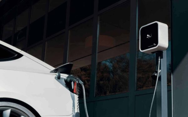 Amerikansk politiker gjorde huset helt selvforsynt med brukte batterier fra en krasjet Tesla