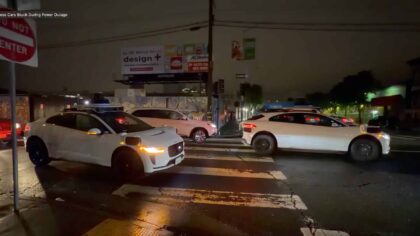 Kaos i San Francisco: Førerløs Waymo-taxi stoppet brått – snart sto 12 bak i kø
