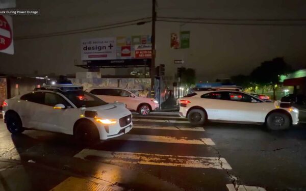 Kaos i San Francisco: Førerløs Waymo-taxi stoppet brått – snart sto 12 bak i kø