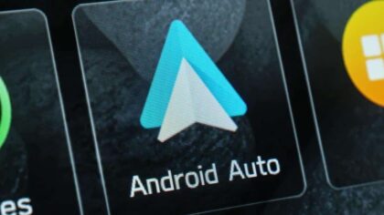Android Auto endres for mange brukere: Nå ruller Google ut nytt design for mediespillere i bilen