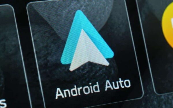 Android Auto endres for mange brukere: Nå ruller Google ut nytt design for mediespillere i bilen