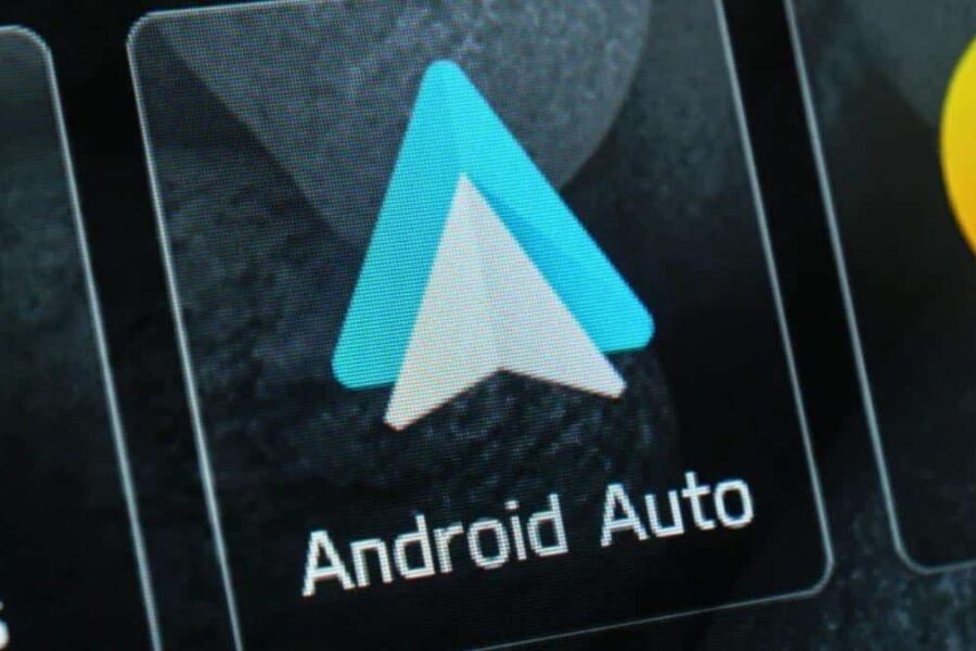 Android Auto endres for mange brukere: Nå ruller Google ut nytt design for mediespillere i bilen