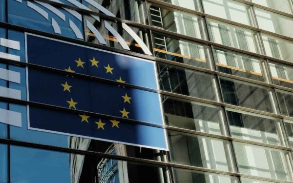 USAs ambassadør advarer EU sterkt mot streng regulering av amerikanske teknologigiganter
