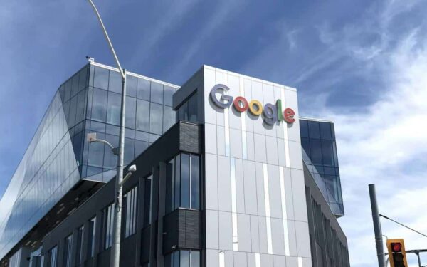 Google-aksjen stiger hele 34 prosent i april og knuser forventningene med enorm skyvekst
