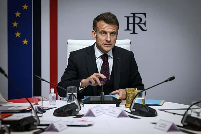 Macron taler på et møte i det nasjonale forsvarsrådet i Élysée-palasset, Paris, 10. mars 2026