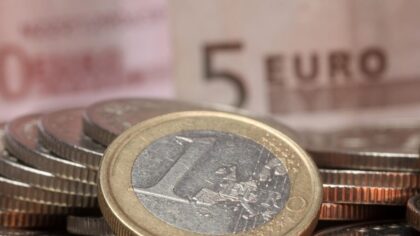 Polen blir tvunget til å beholde zloty – en massiv budsjettsmell og EU-krav stanser overgangen