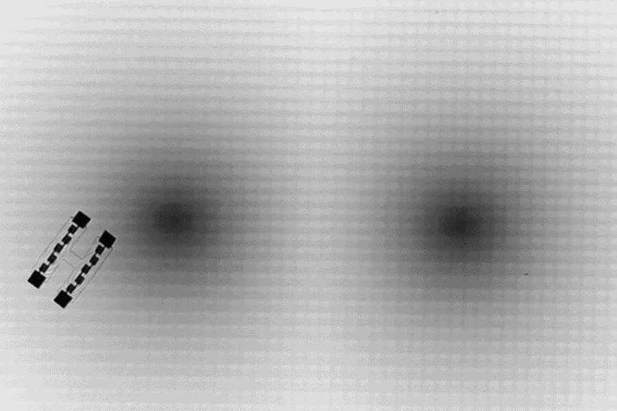 Ny teknologi lar 100 mikrometer brede roboter navigere ved hjelp av Einsteins matematikk