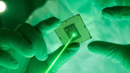 Infrarødt lys ble til en grønn laserstråle – oppdagelsen kan forbedre fremtidens nattesyn