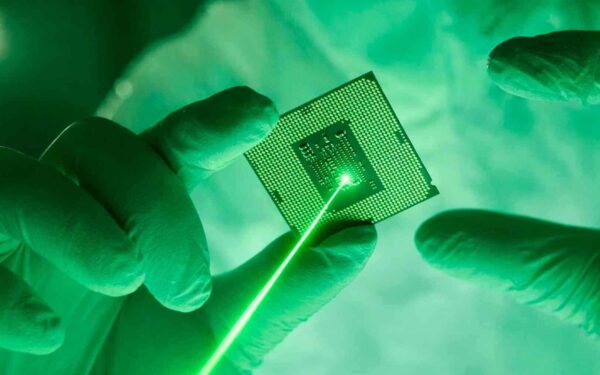Infrarødt lys ble til en grønn laserstråle – oppdagelsen kan forbedre fremtidens nattesyn