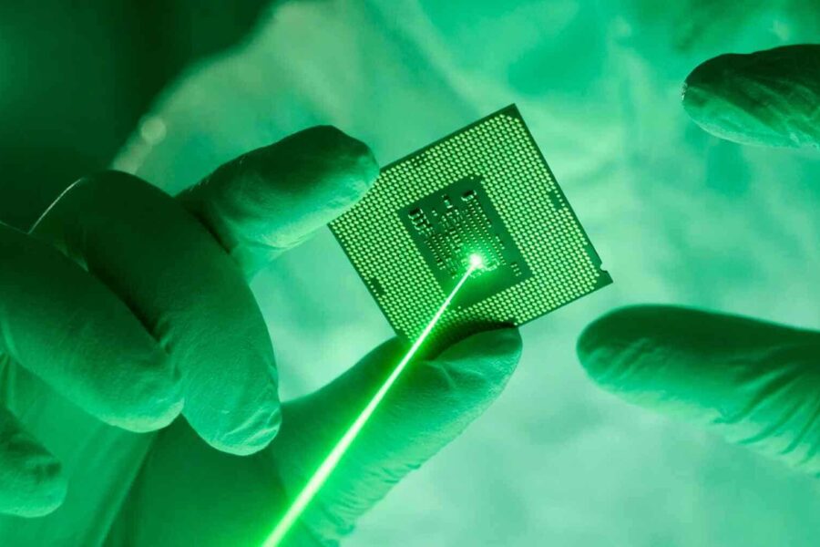 Infrarødt lys ble til en grønn laserstråle – oppdagelsen kan forbedre fremtidens nattesyn