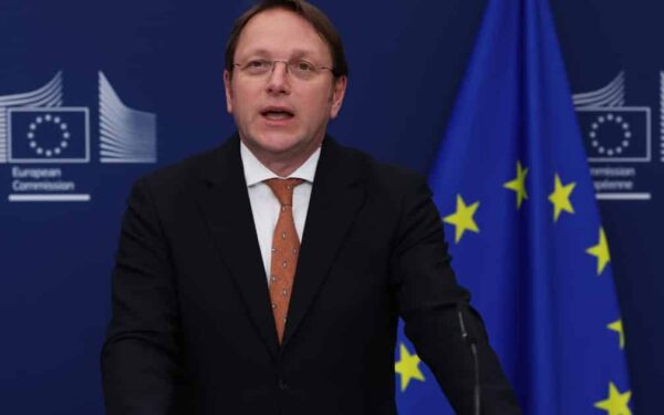 EUs helsekommissær: Risikerer historisk irettesettelse etter alvorlige spionanklager