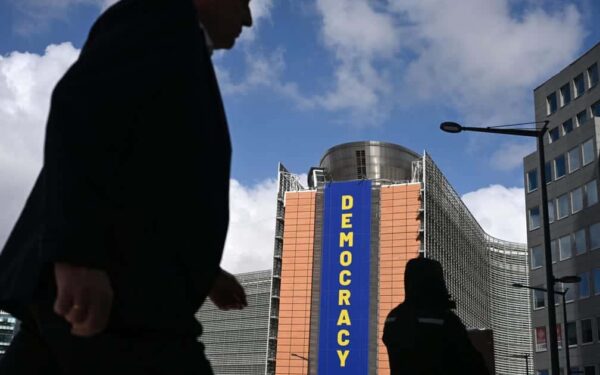 Europakommisjonen: Den varslede omrokkeringen av topplederne i Brussel lar vente på seg