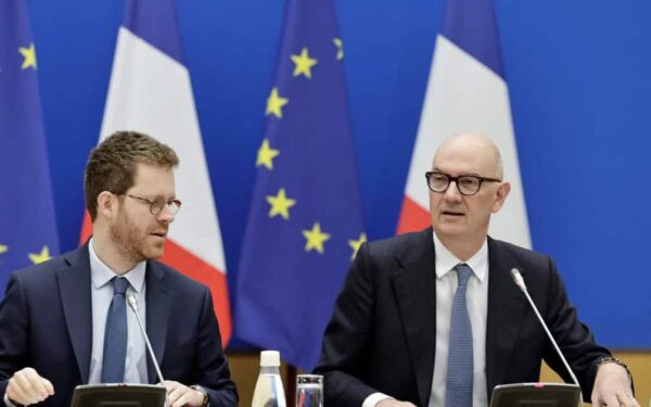 Frankrike fryser statlige utgifter for 6 mrd. euro for å håndtere det økende underskuddet