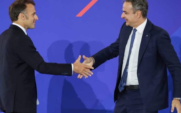 Milliardavtaler i Athen: Macron og Mitsotakis ruster opp for milliarder