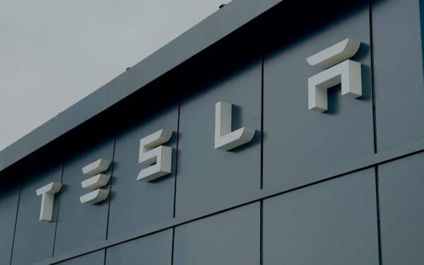 Tesla: inntjeningen overrasker positivt – men gigantiske investeringer senker aksjen