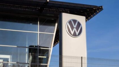 Volkswagen bygger biler med kinesisk programvare – analytikere advarer om massivt maktskifte