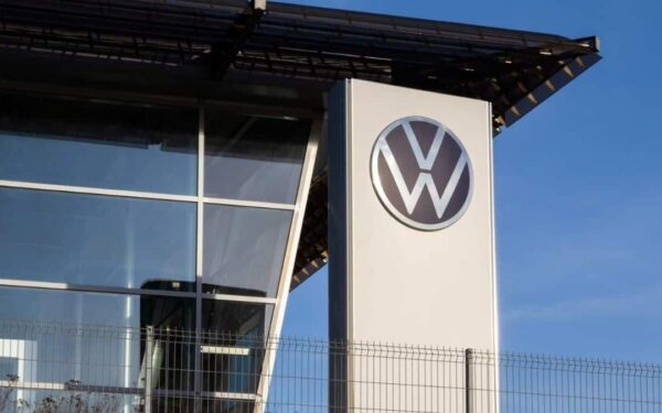 Volkswagen bygger biler med kinesisk programvare – analytikere advarer om massivt maktskifte