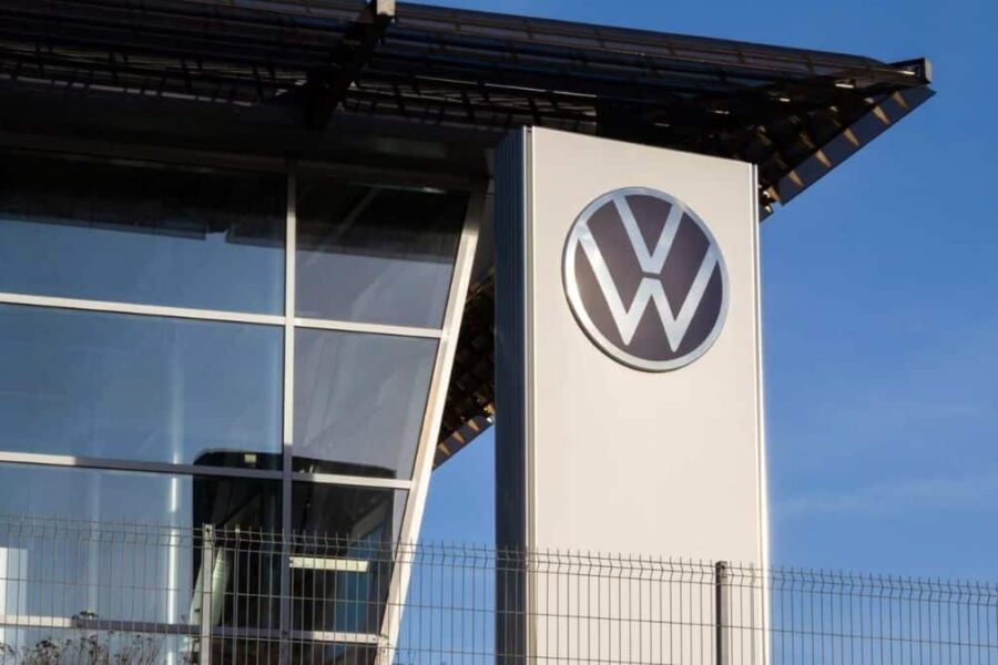Volkswagen bygger biler med kinesisk programvare – analytikere advarer om massivt maktskifte