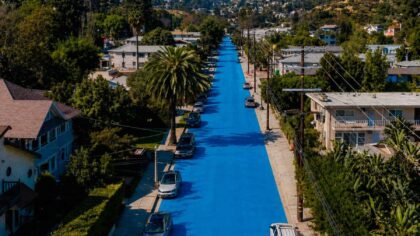 Los Angeles dekker 700 000 kvadratfot vei med blå asfalt – kutter temperaturen 12,2 grader