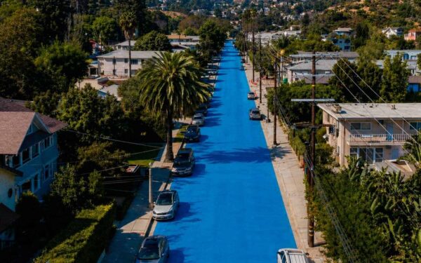 Los Angeles dekker 700 000 kvadratfot vei med blå asfalt – kutter temperaturen 12,2 grader