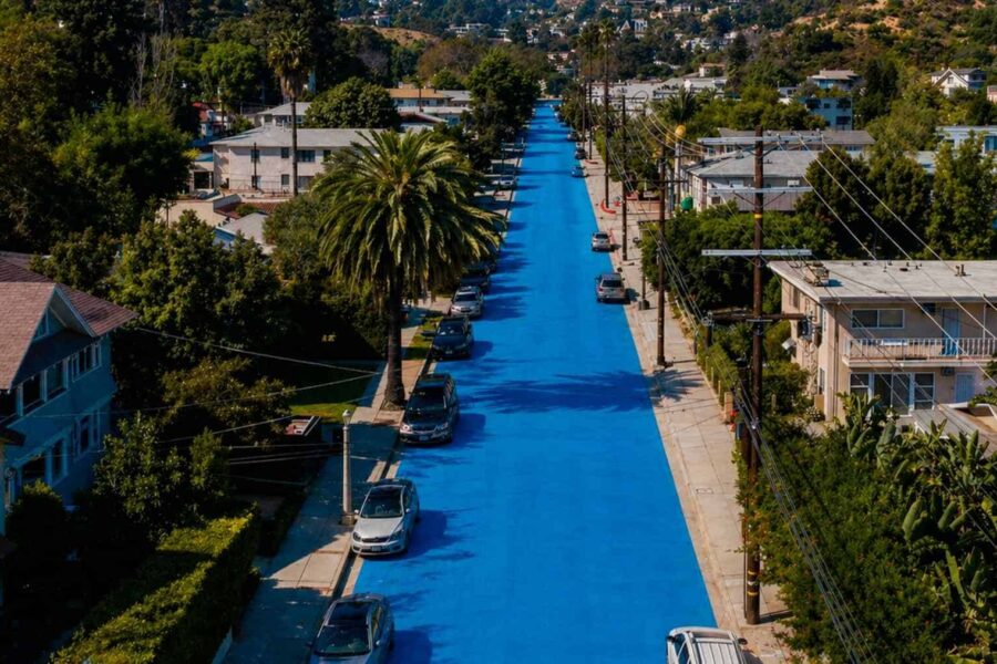 Los Angeles dekker 700 000 kvadratfot vei med blå asfalt – kutter temperaturen 12,2 grader