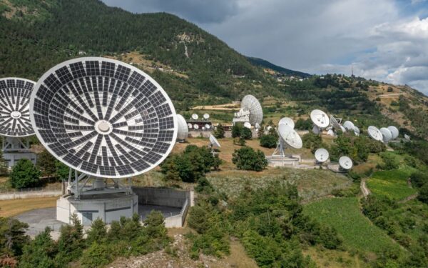 Beijing truer med gjengjeldelse mens EU strammer grepet om amerikansk satellitt- og skyteknologi