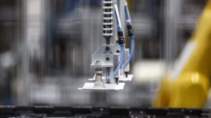 Tysk industri taper 10.000 jobber i måneden mens Séjournés EU-lov møter knallhard motstand